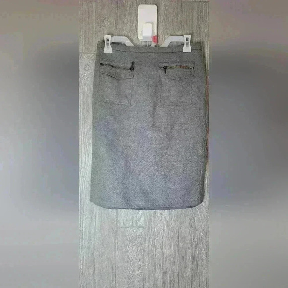 J. CREW grey lines knee length  skirt  size 2 100% polyester. - Picture 1 of 5